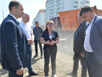 Дмитрий Кудинов и Елена Перепелицина посетили объект по строительству дороги на улице Зыбина